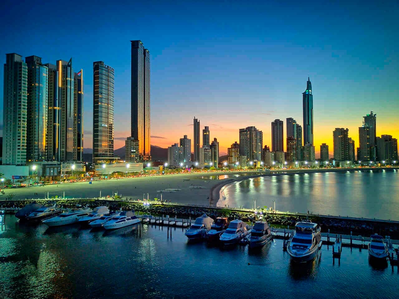 Edifícios de frente-mar na Barra Sul, em Balneário Camboriú