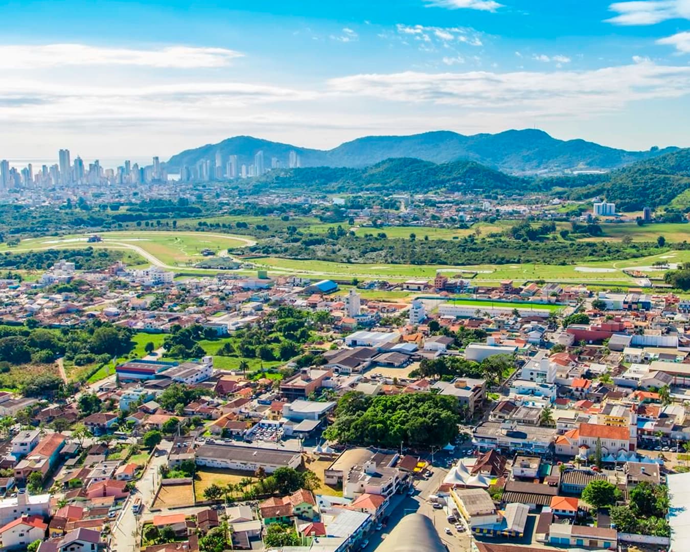 Vista do vale de Camboriú, no interior do litoral catarinense