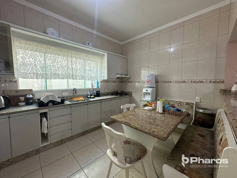 Sobrado Triplex com 3 Dormitórios no Municípios em Balneário Camboriú - Foto 4