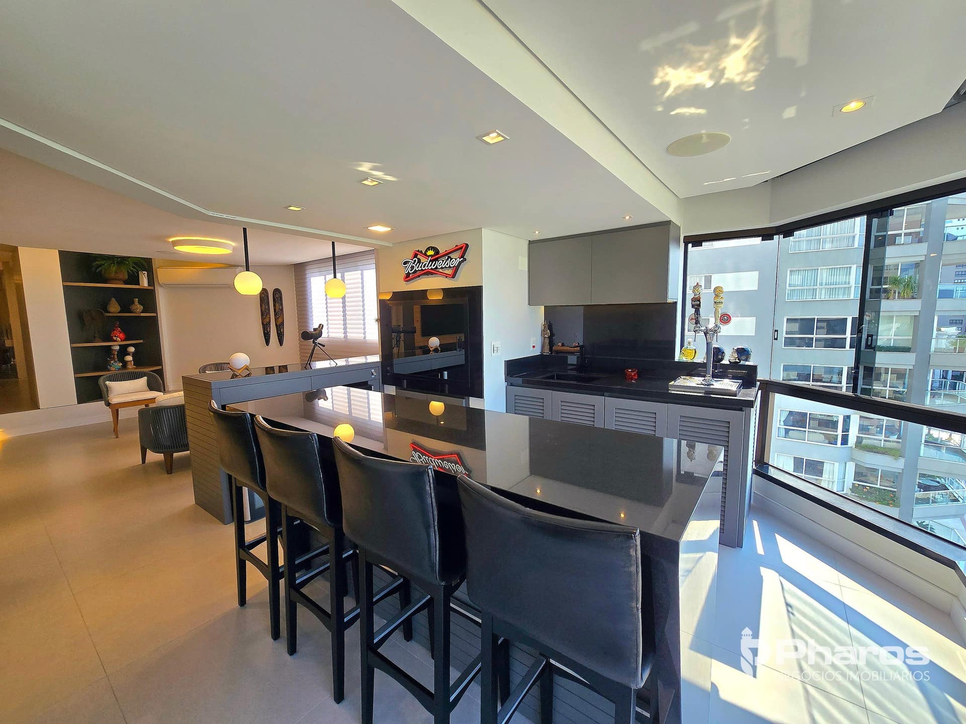 Apartamento Mobiliado Frente Mar com 4 Suítes no Centro de Balneário Camboriú | Edifício Nina Schürmann