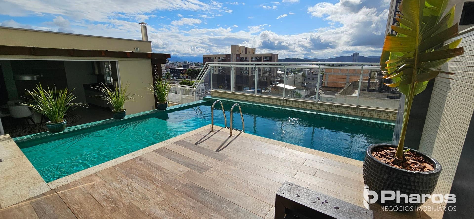 Mansão Suspensa com Piscina e Jacuzzi ao lado do Passeio San Miguel | Royal Garden Residence