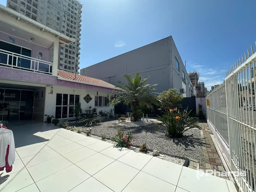 Casa com Amplo Terreno e 3 Dormitórios no Jardim Praia Mar em Itapema - Foto 1