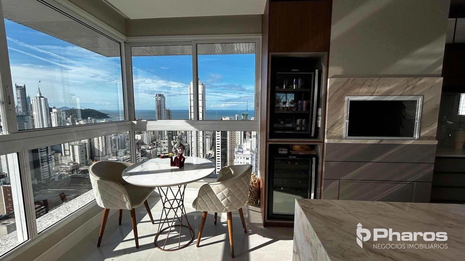 Apartamento Finamente Decorado com 4 Suítes e 4 Vagas | Biarritz Residence