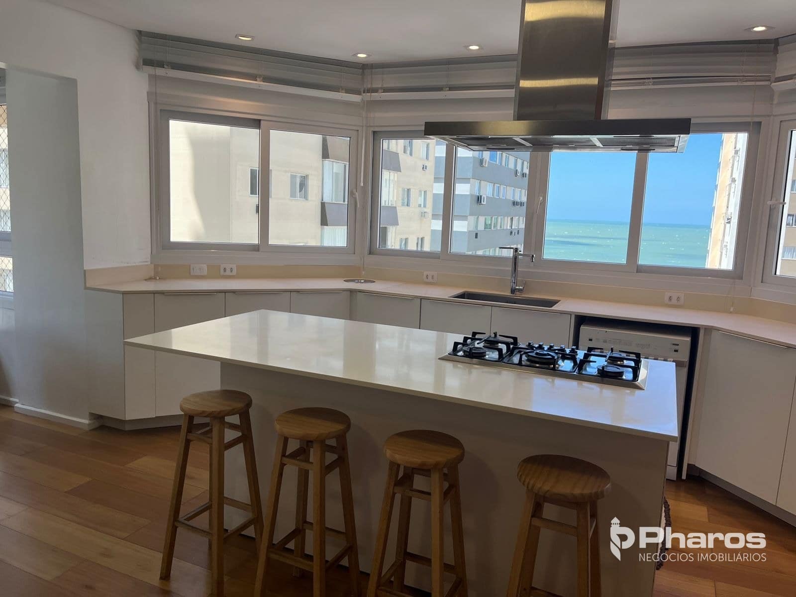 Apartamento Quadra Mar com 4 Suítes e 2 Vagas no Centro de Balneário Camboriú | Edifício Mariscal