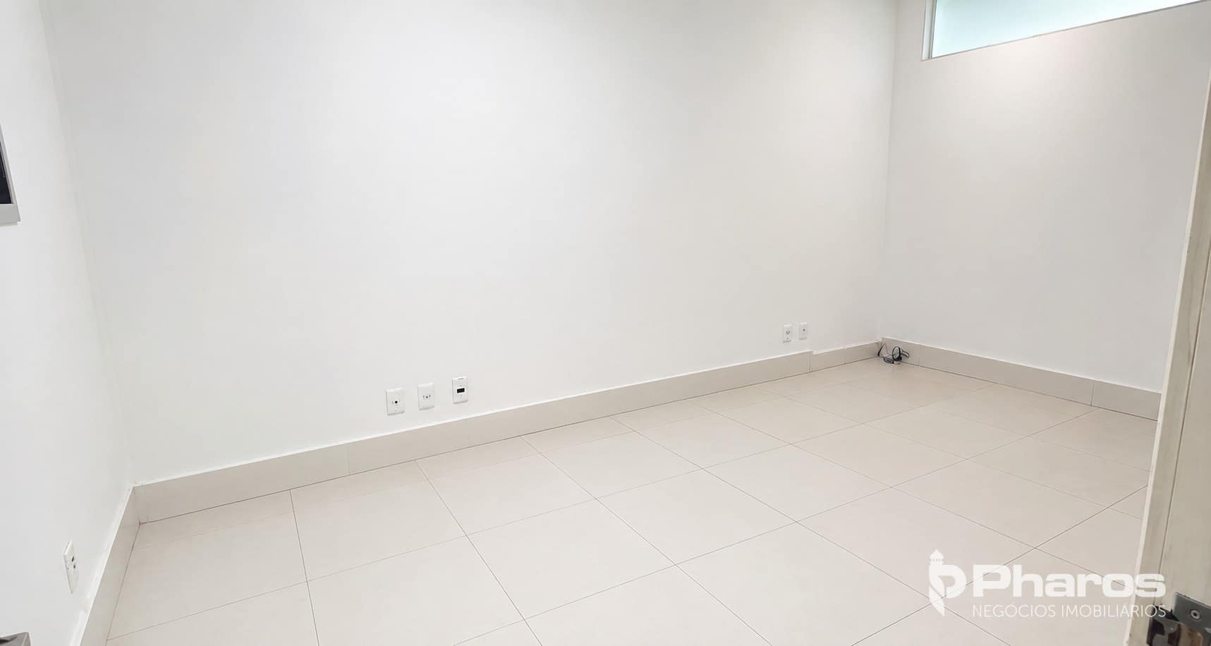 Sala Comercial Quadra Mar com Vaga Privativa em Balneário Camboriú | Edifício Petrópolis
