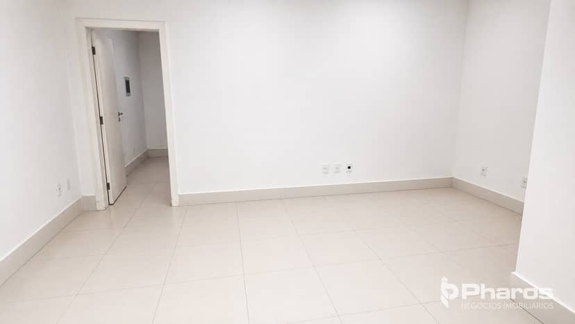 Sala Comercial Quadra Mar com Vaga Privativa em Balneário Camboriú | Edifício Petrópolis - Foto 3